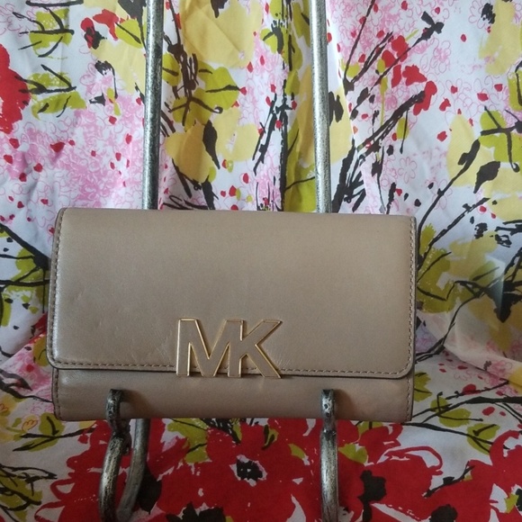 Michael Kors Handbags - MICHAEL KORS JET SET WALLET